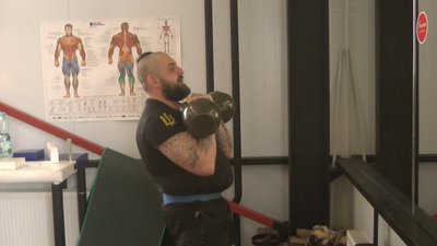 Наразі колишній АТОвець Олександр Маковей пробує свої сили у новому для нього виді спорту - гирьовому, та готується до нових змагань. Фото: Суспільне. Поділля. Наразі колишній АТОвець Олександр Маковей пробує свої сили у новому для нього виді спорту - гирьовому, та готується до нових змагань. Фото: Суспільне. Поділля.