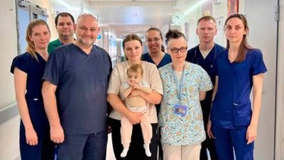 Колектив Охматдиту та пацієнтка із мамою