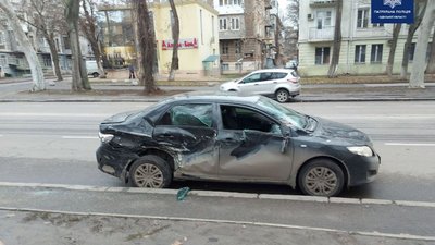 В Одесі водій зіткнувся з двома автівками й в'їхав у зупинку В Одесі водій зіткнувся з двома автівками й в'їхав у зупинку