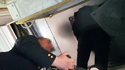 Правоохоронці затримали провідника під час перевезення призовника у вентиляційній шахті вагона. Правоохоронці затримали провідника під час перевезення призовника у вентиляційній шахті вагона.