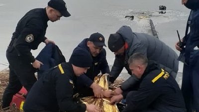 На Франківщині надзвичайники врятували рибалку, який провалився під лід На Франківщині надзвичайники врятували рибалку, який провалився під лід
