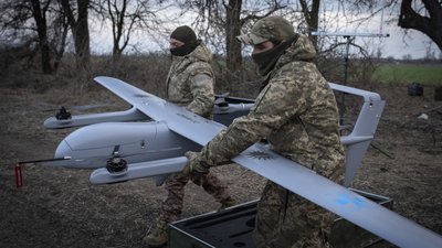 Українські бійці готуються до запуску БПЛА Poseidon H10 поблизу Бахмута 26 березня 2024