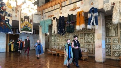 Дефіле у ґуні: у Франківському драмтеатрі презентували гуцульське вбрання ткалі зі Львівщини Дефіле у ґуні: у Франківському драмтеатрі презентували гуцульське вбрання ткалі зі Львівщини