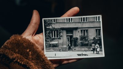 У Львові відновили історичні двері у стилі міжвоєнного модернізму У Львові відновили історичні двері у стилі міжвоєнного модернізму