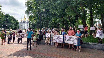 На алеї біля істфаку люди протестували проти встановлення колеса огляду