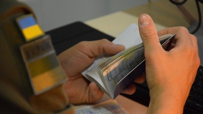 Киянин намагався потрапити за кордон за підробленим документом