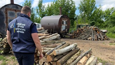 Працівник прокуратури виявив місце зберігання незаконно вирубаних дерев у Байраку