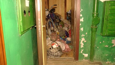 Запах, гризуни та грибок. Франківці скаржаться на сусіда, який зносить додому сміття