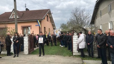У Ямниці на Івано-Франківщині понад тисяча людей прийшли попрощатися із загиблим воїном У Ямниці на Івано-Франківщині понад тисяча людей прийшли попрощатися із загиблим воїном