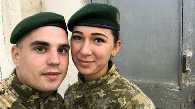 "Після обстрілу, отримав смс, що в нього буде первісток". Історія подружжя прикордонників, яких розлучила війна "Після обстрілу, отримав смс, що в нього буде первісток". Історія подружжя прикордонників, яких розлучила війна