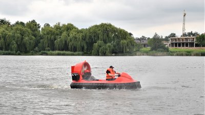 Рівненські рятувальники отримали катер на повітряній подушці. Для чого він потрібен