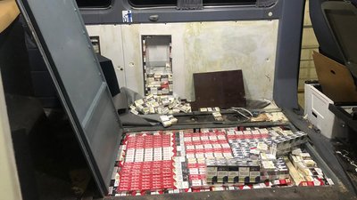 Два мікроавтобуси, повні сигарет, зупинили на КПП "Тиса" Два мікроавтобуси, повні сигарет, зупинили на КПП "Тиса"