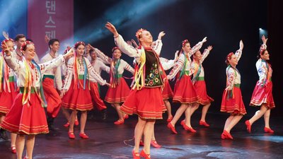 Жителі Житомирщини у складі танцювального колективу "Мрія" їздять світом і показують культуру народу України Жителі Житомирщини у складі танцювального колективу "Мрія" їздять світом і показують культуру народу України