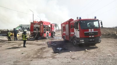 Гасять вогонь два десятка рятувальників та шість пожежних машин