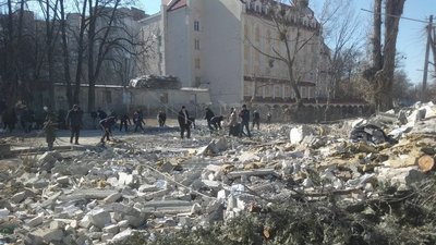 У Житомирі прибирають територію розбомленої російськими військами школи