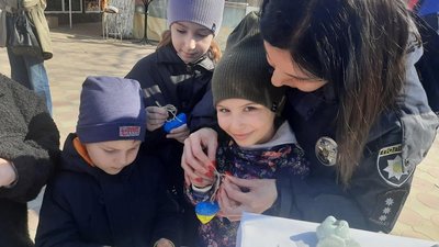 Як плести браслети та поводитися під час воєнного стану: на Одещині провели благодійний ярмарок Як плести браслети та поводитися під час воєнного стану: на Одещині провели благодійний ярмарок
