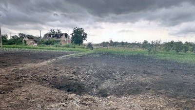 Вирва від російського снаряда та пошкоджені обстрілами будинки, Херсонщина