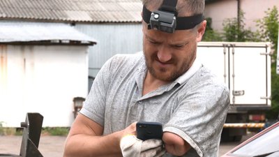 Черкаський ветеран без руки і ноги ремонтує "далекобійну" вантажівку Черкаський ветеран без руки і ноги ремонтує "далекобійну" вантажівку