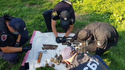 На Львівщині правоохоронці знайшли сховок зі зброєю на території приватного подвір'я