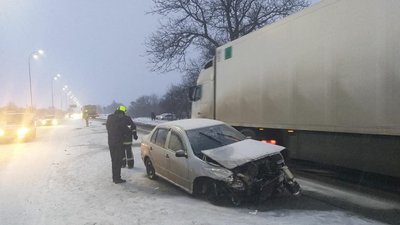 На Рівненщині зіткнулись два легковики: один злетів з траси, в іншого відірвало колесо