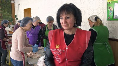 "Космічне" сало за рецептом "На око": у Луцьку для військових готують козацьку страву