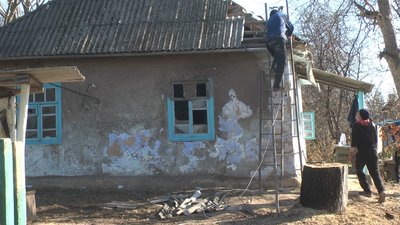 "Я тільки вкусила хліб з маслом і як зашипіло", — пенсіонерка, в будинок якої влучив уламок ракети