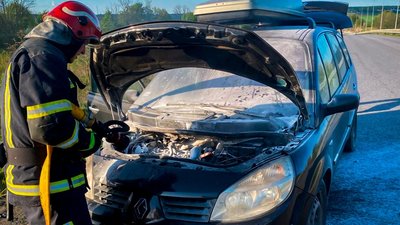 Біля Хмельницького горів автомобіль Біля Хмельницького горів автомобіль