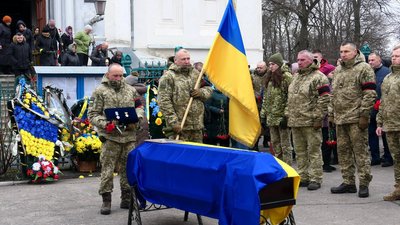 Загинув в перший день вторгнення. У Глухові перепоховали прикордонника Віталія Чалого Загинув в перший день вторгнення. У Глухові перепоховали прикордонника Віталія Чалого