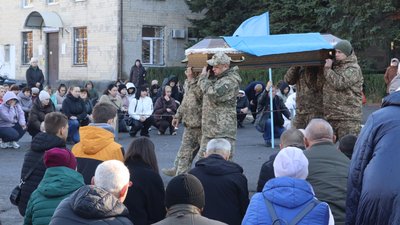 На Кіровоградщині попрощалися з чотирма захисниками, які загинули на війні з Росією На Кіровоградщині попрощалися з чотирма захисниками, які загинули на війні з Росією