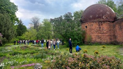 У Сумському ботанічному саду відбулась мистецька благодійна акція "Бузковий блюз" У Сумському ботанічному саду відбулась мистецька благодійна акція "Бузковий блюз"