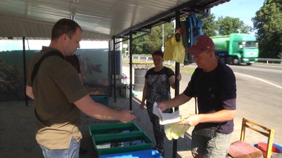 На ринку інспектори перевіряють документи на рибу. На ринку інспектори перевіряють документи на рибу.