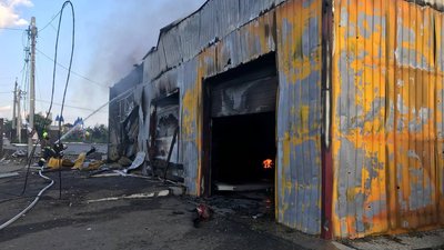 На Харківщині внаслідок обстрілів РФ згоріли поле пшениці та СТО На Харківщині внаслідок обстрілів РФ згоріли поле пшениці та СТО