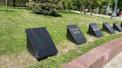 На Алеї Слави в Одесі закрили плівкою монумент з написом "Місто-герой Москва"
