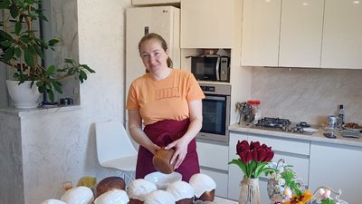 Волонтерки одного з селищ Житомирщини готують паски на благодійний ярмарок і для військових Волонтерки одного з селищ Житомирщини готують паски на благодійний ярмарок і для військових