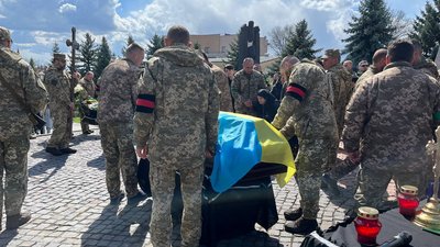 В Ужгороді попрощалися з воїном ЗСУ Максимом Дубовим В Ужгороді попрощалися з воїном ЗСУ Максимом Дубовим