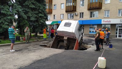 У Житомирі на майдані Соборному вантажівка провалилася під асфальт У Житомирі на майдані Соборному вантажівка провалилася під асфальт