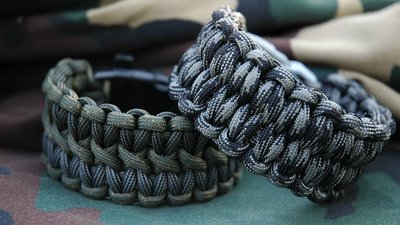 Потребують бійці на передовій: у Києві запрошують на майстер-клас з виготовлення браслетів для виживання