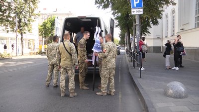 Добровольцем пішов служити: у Житомирі попрощалися з 49-річним військовим Віктором Калькою Добровольцем пішов служити: у Житомирі попрощалися з 49-річним військовим Віктором Калькою