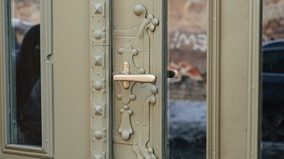у Львові на Чорноморській відреставрували історичну браму