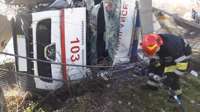 На Франківщині карета швидкої допомоги зіткнулася із вантажівкою
