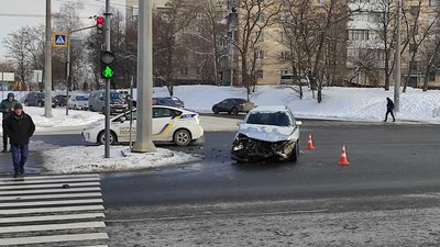 У Харкові внаслідок зіткнення двох авто загинула пішохід У Харкові внаслідок зіткнення двох авто загинула пішохід