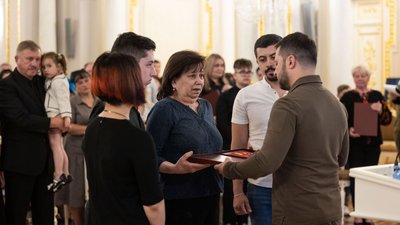 Президент вручив орден матері загиблого Героя України Олега Чорноморця з Житомирщини Президент вручив орден матері загиблого Героя України Олега Чорноморця з Житомирщини