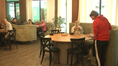 До ресторану приходять пообідати переселенці як старшого віку, так і з маленькими дітьми. Фото: Суспільне.