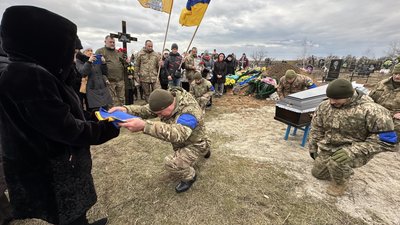 "Хто, як не я?". На Миколаївщині через 18 місяців після загибелі попрощалися з військовим Русланом Ходою "Хто, як не я?". На Миколаївщині через 18 місяців після загибелі попрощалися з військовим Русланом Ходою