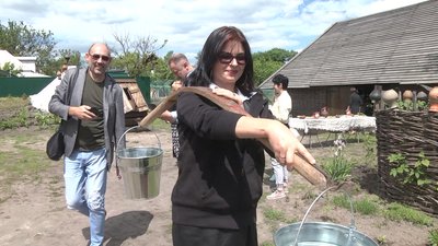 Товкти просо в ступі, носити воду коромислом – у Батурині запрацював інтерактивний музей Товкти просо в ступі, носити воду коромислом – у Батурині запрацював інтерактивний музей
