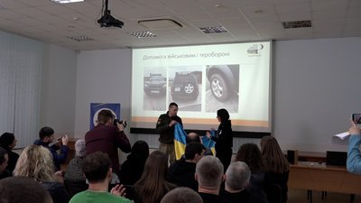Фонд громади Житомира передав позашляховик військовим Фонд громади Житомира передав позашляховик військовим