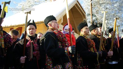 "Проживіть. Прослухайте, прочуйтеся!". Репортаж про коляду й Різдво в Криворівні "Проживіть. Прослухайте, прочуйтеся!". Репортаж про коляду й Різдво в Криворівні