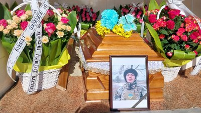 На Тернопільщині прощаються із чотирма загиблими військовослужбовцями На Тернопільщині прощаються із чотирма загиблими військовослужбовцями