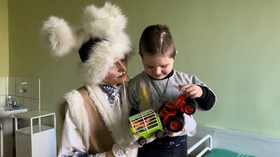 Миколаївський волонтер розвозить гуманітарну допомогу дітям Миколаївський волонтер розвозить гуманітарну допомогу дітям