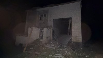 Пошкоджена будівля підприємства після удару по Дергачах